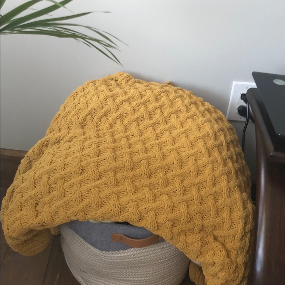 Yellow throw blanket - Nicole miller
